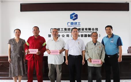 【“雙節(jié)”慰問】覃振華：心系職工 傳遞關懷