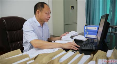 初心不改　本色不褪——記廣西勤廉榜樣、河池市紀(jì)委副書記、監(jiān)委副主任黃振林