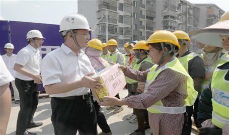 覃振華到第七分公司項(xiàng)目開展“送清涼”慰問活動(dòng)