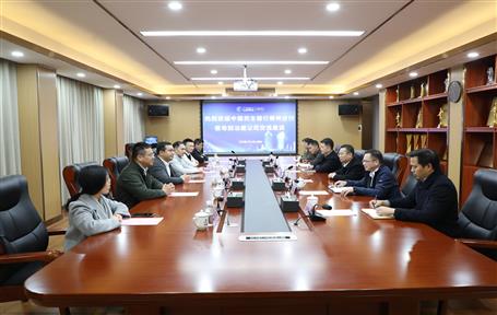 覃振華與中國民生銀行柳州分行行長(zhǎng)李超舉行工作會(huì)談